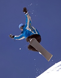 Snowboarder im Schnee bei einem Sprung